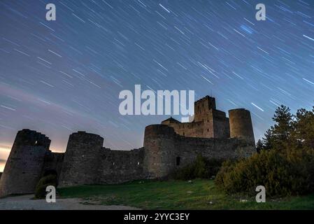 Loarre Castle lange Exposition in der Nacht. Huesca, Aragon, Spanien Stockfoto