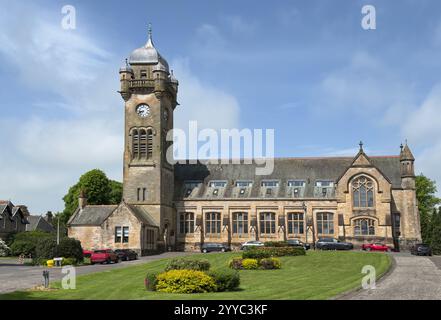 Steinbrecher Dorf Blick auf die Kirche von leeren Spielplatz Stockfoto