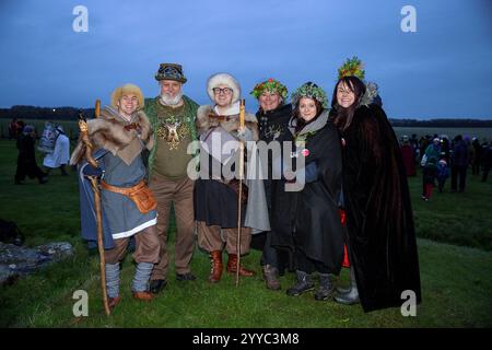 Salisbury, Großbritannien. Dezember 2024. Druiden feiern bei Sonnenaufgang am kürzesten Tag des 22. Dezember 2019. Hunderte von Menschen versammelten sich den berühmten historischen Steinkreis in Wiltshire, um den Sonnenaufgang an der Wintersonnenwende zu feiern, dem kürzesten Tag des Jahres. Die Veranstaltung ist im heidnischen Kalender wichtiger als die Sommersonnenwende, weil sie die Wiedergeburt der Sonne für das kommende Jahr markiert. Credit: David Betteridge/Alamy Live News Stockfoto