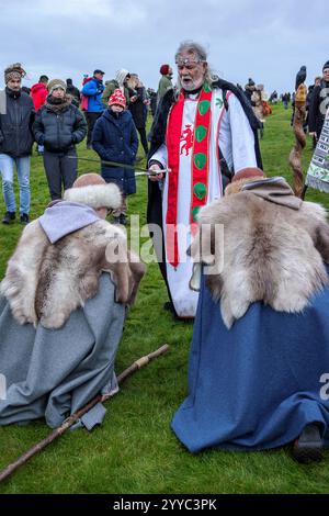 Salisbury, Großbritannien. Dezember 2024. Druiden feiern bei Sonnenaufgang am kürzesten Tag des 22. Dezember 2019. Hunderte von Menschen versammelten sich den berühmten historischen Steinkreis in Wiltshire, um den Sonnenaufgang an der Wintersonnenwende zu feiern, dem kürzesten Tag des Jahres. Die Veranstaltung ist im heidnischen Kalender wichtiger als die Sommersonnenwende, weil sie die Wiedergeburt der Sonne für das kommende Jahr markiert. Credit: David Betteridge/Alamy Live News Stockfoto