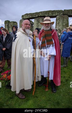 Salisbury, Großbritannien. Dezember 2024. Druiden feiern bei Sonnenaufgang am kürzesten Tag des 22. Dezember 2019. Hunderte von Menschen versammelten sich den berühmten historischen Steinkreis in Wiltshire, um den Sonnenaufgang an der Wintersonnenwende zu feiern, dem kürzesten Tag des Jahres. Die Veranstaltung ist im heidnischen Kalender wichtiger als die Sommersonnenwende, weil sie die Wiedergeburt der Sonne für das kommende Jahr markiert. Credit: David Betteridge/Alamy Live News Stockfoto