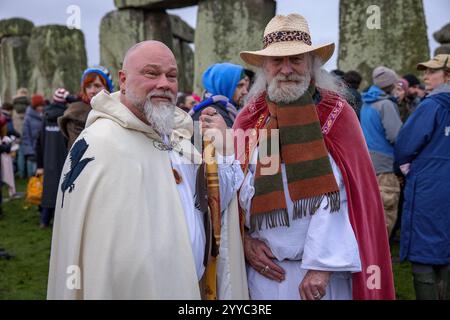 Salisbury, Großbritannien. Dezember 2024. Druiden feiern bei Sonnenaufgang am kürzesten Tag des 22. Dezember 2019. Hunderte von Menschen versammelten sich den berühmten historischen Steinkreis in Wiltshire, um den Sonnenaufgang an der Wintersonnenwende zu feiern, dem kürzesten Tag des Jahres. Die Veranstaltung ist im heidnischen Kalender wichtiger als die Sommersonnenwende, weil sie die Wiedergeburt der Sonne für das kommende Jahr markiert. Credit: David Betteridge/Alamy Live News Stockfoto