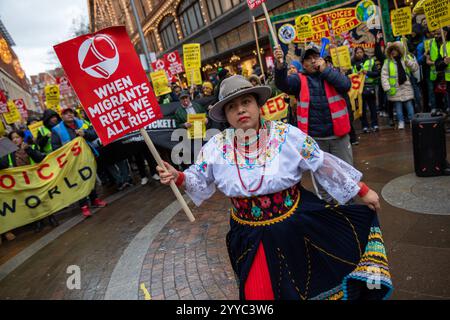 London, UK, 21. Dezember 2024. Ein Demonstrant tanzt, während er ein Schild hält. Mitglieder der UVW union halten eine Demonstration vor dem weltberühmten Londoner Kaufhaus Harrods ab. Restaurantpersonal, Reinigungspersonal und Sicherheitsbeamte halten an einem der geschäftigsten Einkaufstage des Jahres eine Streikschlange vor dem Haupteingang. Die UVW-gewerkschaft fordert, dass ihren Mitgliedern ein versprochener Weihnachtsbonus, eine Erhöhung der Regellöhne und eine Verbesserung der allgemeinen Arbeitsbedingungen gezahlt wird. Quelle: James Willoughby/ALAMY Live News Stockfoto