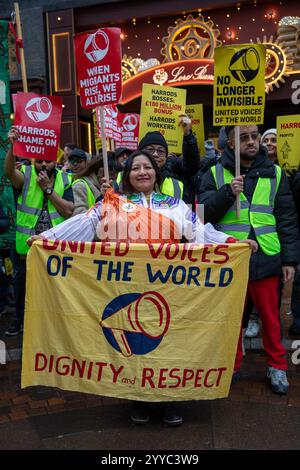 London, UK, 21. Dezember 2024. Demonstranten stehen hinter Protestbannern. Mitglieder der UVW union halten eine Demonstration vor dem weltberühmten Londoner Kaufhaus Harrods ab. Restaurantpersonal, Reinigungspersonal und Sicherheitsbeamte halten an einem der geschäftigsten Einkaufstage des Jahres eine Streikschlange vor dem Haupteingang. Die UVW-gewerkschaft fordert, dass ihren Mitgliedern ein versprochener Weihnachtsbonus, eine Erhöhung der Regellöhne und eine Verbesserung der allgemeinen Arbeitsbedingungen gezahlt wird. Quelle: James Willoughby/ALAMY Live News Stockfoto