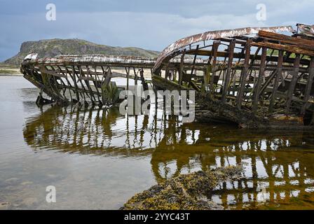 Die Überreste alter Schiffe an der Küste der Barentssee in Teriberka. Nordrussland Stockfoto