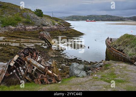Friedhof alter verlassener Schiffe an der Küste der Barentssee in Teriberka. Nordrussland Stockfoto