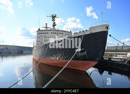 MURMANSK, RUSSLAND - 21. JUNI 2023: Der weltweit erste sowjetische Atomeisbrecher Lenin am Liegeplatz im Handelshafen Murmansk Stockfoto