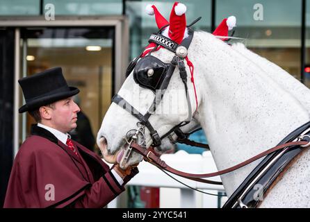 Ascot, Berkshire, Samstag, 21. Dezember 2024; Santa Claus und Mrs. Claus kommen vor dem Long Walk Hürdle Day auf der Ascot Racecourse an Stockfoto