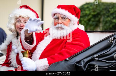 Ascot, Berkshire, Samstag, 21. Dezember 2024; Santa Claus und Mrs. Claus kommen vor dem Long Walk Hürdle Day auf der Ascot Racecourse an Stockfoto