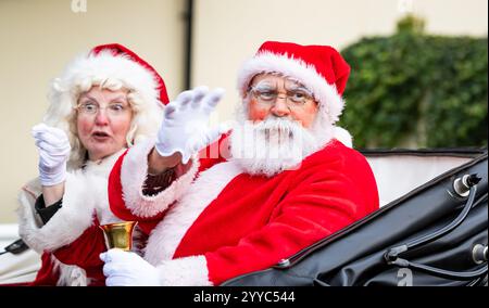 Ascot, Berkshire, Samstag, 21. Dezember 2024; Santa Claus und Mrs. Claus kommen vor dem Long Walk Hürdle Day auf der Ascot Racecourse an Stockfoto