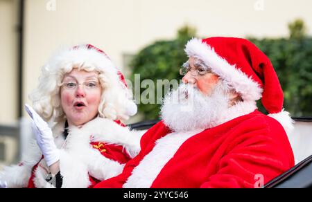 Ascot, Berkshire, Samstag, 21. Dezember 2024; Santa Claus und Mrs. Claus kommen vor dem Long Walk Hürdle Day auf der Ascot Racecourse an Stockfoto