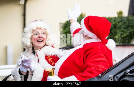 Ascot, Berkshire, Samstag, 21. Dezember 2024; Santa Claus und Mrs. Claus kommen vor dem Long Walk Hürdle Day auf der Ascot Racecourse an Stockfoto