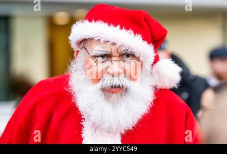 Ascot, Berkshire, Samstag, 21. Dezember 2024; Santa Claus und Mrs. Claus kommen vor dem Long Walk Hürdle Day auf der Ascot Racecourse an Stockfoto