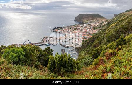 Stadt Velas ab Miradouro da Ribeira do Almeida - Sao Jorge (Azoren) Stockfoto