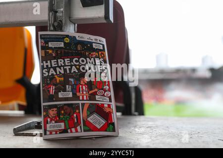 London, Großbritannien. Dezember 2024. Das Spieltag-Programm vor dem Premier League-Spiel Brentford gegen Nottingham Forest im Gtech Community Stadium, London, Großbritannien, 21. Dezember 2024 (Foto: Gareth Evans/News Images) in London, Vereinigtes Königreich am 21. Dezember 2024. (Foto: Gareth Evans/News Images/SIPA USA) Credit: SIPA USA/Alamy Live News Stockfoto