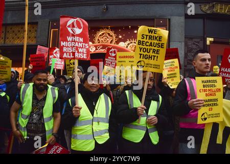 London, Großbritannien. Dezember 2024. Demonstranten halten während der Demonstration vor Harrods Streikplakate. Die Arbeiter von Harrods demonstrierten vor dem berühmten Kaufhaus in Knightsbridge einen Protest an der Streik am letzten Wochenende vor Weihnachten. Quelle: SOPA Images Limited/Alamy Live News Stockfoto