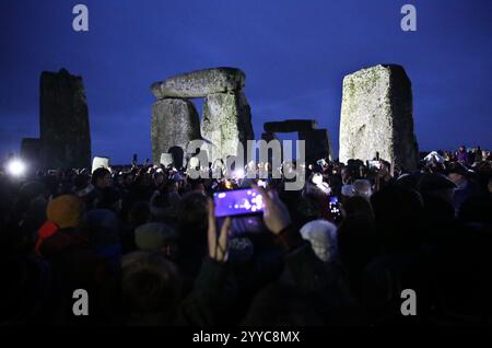 Salisbury, England, Großbritannien. Dezember 2024. Vor Sonnenaufgang umgeben die Steine während der Wintersonnenfeier. Die Wintersonnenwende 2024 markiert sowohl den kürzesten Tag als auch die längste Nacht des Jahres. Die Sonnenwende ist auch der Beginn des historischen heidnischen Festivals Yule. Stonehenge wurde gebaut, um sich an den Sonnenzeiten an der Sonne auszurichten. (Kreditbild: © Martin Pope/ZUMA Press Wire) NUR REDAKTIONELLE VERWENDUNG! Nicht für kommerzielle ZWECKE! Quelle: ZUMA Press, Inc./Alamy Live News Stockfoto