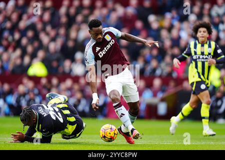 Aston Villa's Jhon Duran (Mitte) geht an Manuel Akanji (links) von Manchester City während des Premier League-Spiels im Villa Park, Birmingham vorbei. Bilddatum: Samstag, 21. Dezember 2024. Stockfoto