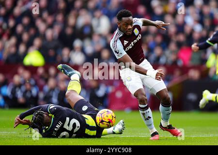 Aston Villa's Jhon Duran (Mitte) geht an Manuel Akanji (links) von Manchester City während des Premier League-Spiels im Villa Park, Birmingham vorbei. Bilddatum: Samstag, 21. Dezember 2024. Stockfoto