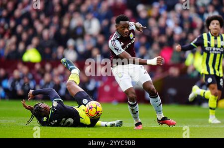 Aston Villa's Jhon Duran (Mitte) geht an Manuel Akanji (links) von Manchester City während des Premier League-Spiels im Villa Park, Birmingham vorbei. Bilddatum: Samstag, 21. Dezember 2024. Stockfoto