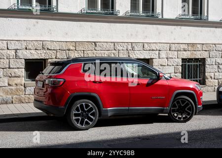 OSTRAVA, TSCHECHIEN - 5. OKTOBER 2023: Roter Jeep Compass Limited SUV parkt auf der Straße Stockfoto