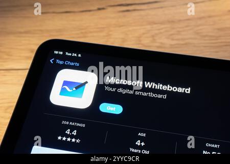 OSTRAVA, TSCHECHIEN – 24. SEPTEMBER 2024: App Store mit Microsoft Whiteboard Productivity App wird installiert Stockfoto