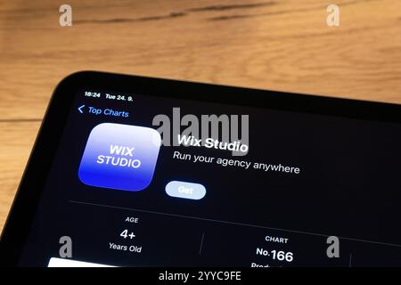OSTRAVA, TSCHECHIEN – 24. SEPTEMBER 2024: App Store mit Wix Studio Productivity App wird installiert Stockfoto