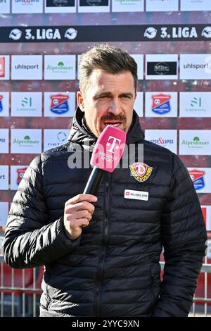 Unterhaching, Deutschland. Dezember 2024. Im Bild Dynamo Dresden Trainer Thomas STAMM beim Interview von MagentaSport/3. Liga: SpVgg Unterhaching - Dynamo Dresden, Uhlsportpark am 21.12.2024 Credit: dpa/Alamy Live News Stockfoto