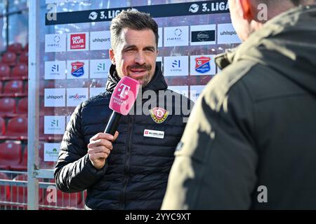 Unterhaching, Deutschland. Dezember 2024. Im Bild Dynamo Dresden Trainer Thomas STAMM beim Interview von MagentaSport/3. Liga: SpVgg Unterhaching - Dynamo Dresden, Uhlsportpark am 21.12.2024 Credit: dpa/Alamy Live News Stockfoto