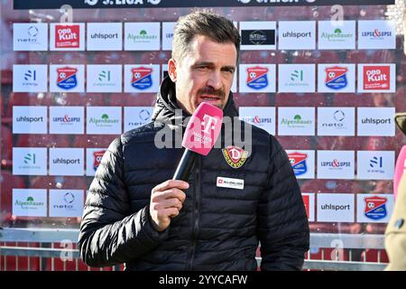 Unterhaching, Deutschland. Dezember 2024. Im Bild Dynamo Dresden Trainer Thomas STAMM beim Interview von MagentaSport/3. Liga: SpVgg Unterhaching - Dynamo Dresden, Uhlsportpark am 21.12.2024 Credit: dpa/Alamy Live News Stockfoto