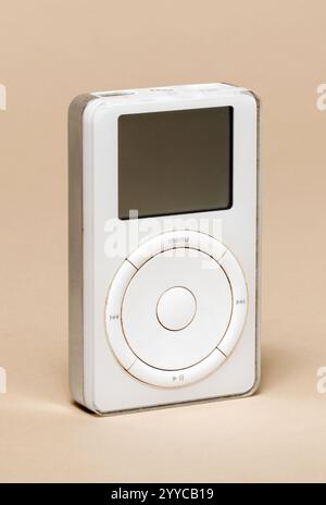 Pavia, Lombardei, Italien – 2. November 2024: Apple iPod 5 GB ab 2001, erstes Apple Musikgerät. Das Design wurde von Braun Radio T3, 1958 inspiriert. Abbildung A Stockfoto