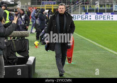 Mailand, Italien. Dezember 2024. Italien, Mailand, 19.12.2024: Kosta Runjaic (udinesischer Cheftrainer) tritt ins Feld und wechselt während des Fußballspiels FC Inter gegen Udinese auf die Bank, Coppa Italia Tim 2024-2025, Letzte 16, San Siro StadiumItalien, Mailand, 2024 12 19: FC Inter gegen Udinese, Coppa Italia Tim 2024/2025, Letzte 16, streitig im San Siro Stadion. (Foto: Fabrizio Andrea Bertani/Pacific Press) Credit: Pacific Press Media Production Corp./Alamy Live News Stockfoto