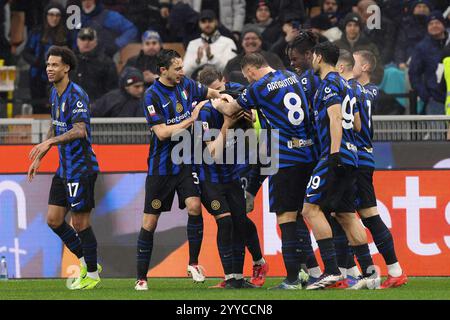Mailand, Italien. Dezember 2024. Italien, Mailand, 19.12.2024: Kristjan Asllani (FC Inter) erzielt und feiert mit Teamkollegen bei 45 2' während des Fußballspiels FC Inter gegen Udinese, Coppa Italia Tim 2024-2025, letzte 16, San Siro StadiumItalien, Mailand, 2024 12 19: FC Inter gegen Udinese, Coppa Italia Tim 2024/2025, letzte 16, streitig im San Siro Stadion. (Foto: Fabrizio Andrea Bertani/Pacific Press) Credit: Pacific Press Media Production Corp./Alamy Live News Stockfoto