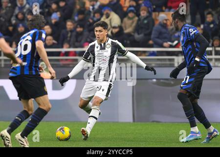 Mailand, Italien. Dezember 2024. Italien, Mailand, 19.12.2024: Damian Pizarro (Udinese) dribbelt in der zweiten Halbzeit beim Fußballspiel FC Inter gegen Udinese, Coppa Italia Tim 2024:2025, Letzte 16, San Siro StadiumItalien, Mailand, 2024 12 19: FC Inter gegen Udinese, Coppa Italia Tim 2024/2025, letzte 16, streitig im San Siro Stadion. (Foto: Fabrizio Andrea Bertani/Pacific Press) Credit: Pacific Press Media Production Corp./Alamy Live News Stockfoto
