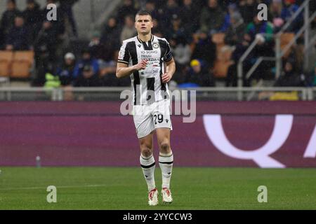 Mailand, Italien. Dezember 2024. Italien, Mailand, 19.12.2024: Jaka Bijol (Udinese) wartet auf einen Torhüter in der ersten Halbzeit während des Fußballspiels FC Inter gegen Udinese, Coppa Italia Tim 2024:2025, Letzte 16, San Siro StadiumItalien, Mailand, 2024 12 19: FC Inter gegen Udinese, Coppa Italia Tim 2024/2025, letzte 16, streitig im San Siro Stadion. (Foto: Fabrizio Andrea Bertani/Pacific Press) Credit: Pacific Press Media Production Corp./Alamy Live News Stockfoto