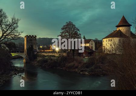 Schweiz, Baselland, Laufental, Zwingen, Wasserschloss, Winter, Adventszeit, Weihnachten, Weihnachtsbeleuchtung, Birs, Bezirk Laufen, Zwingen BL Stockfoto