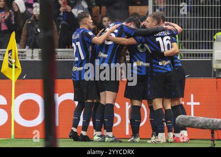 Mailand, Italien. Dezember 2024. Italien, Mailand, 19.12.2024: Marko Arnautovic (FC Inter) erzielt und feiert mit seinen Teamkollegen das Tor 1-0 bei 30' während des Fußballspiels FC Inter gegen Udinese, Coppa Italia Tim 2024:2025, die letzten 16, San Siro Stadium. Italien, Mailand, 2024 12 19: FC Inter gegen Udinese, Coppa Italia Tim.2024/2025, Achtelfinale, im San Siro Stadion umstritten. (Kreditbild: © Fabrizio Andrea Bertani/Pacific Press via ZUMA Press Wire) NUR REDAKTIONELLE VERWENDUNG! Nicht für kommerzielle ZWECKE! Stockfoto