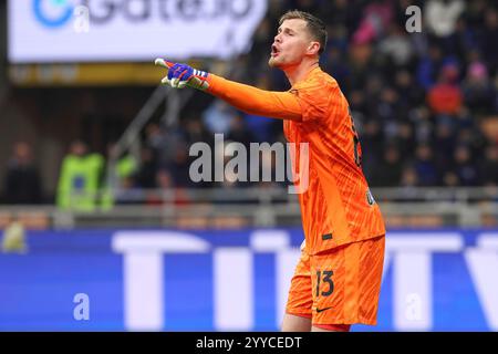 Mailand, Italien. Dezember 2024. Italien, Mailand, 19.12.2024: Josep Martinez (FC Inter) berät seine Teamkollegen in der zweiten Halbzeit während des Fußballspiels FC Inter gegen Udinese, Coppa Italia Tim 2024:2025, zuletzt 16, San Siro Stadium. Italien, Mailand, 2024 12 19: FC Inter gegen Udinese, Coppa Italia Tim.2024/2025, Achtelfinale, im San Siro Stadion umstritten. (Kreditbild: © Fabrizio Andrea Bertani/Pacific Press via ZUMA Press Wire) NUR REDAKTIONELLE VERWENDUNG! Nicht für kommerzielle ZWECKE! Stockfoto
