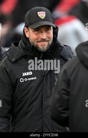 vor Spielbeginn: Trainer Sebastian Hoeness VfB Stuttgart VFB STUTTGART VS. FC ST PAULI 21.12.2024 DFL-VORSCHRIFTEN VERBIETEN DIE VERWENDUNG VON FOTOS ALS BILDSEQUENZEN UND/ODER QUASI-VIDEO Stockfoto