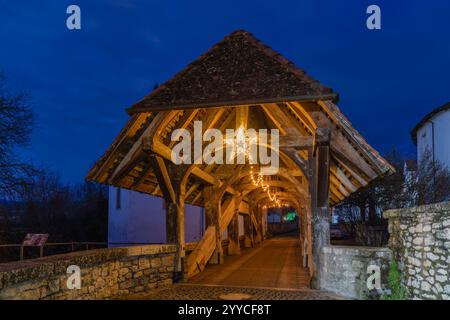 Schweiz, Baselland, Laufental, Zwingen, Wasserschloss, Winter, Adventszeit, Weihnachten, Weihnachtsbeleuchtung, Birs, Bezirk Laufen, Zwingen BL Stockfoto