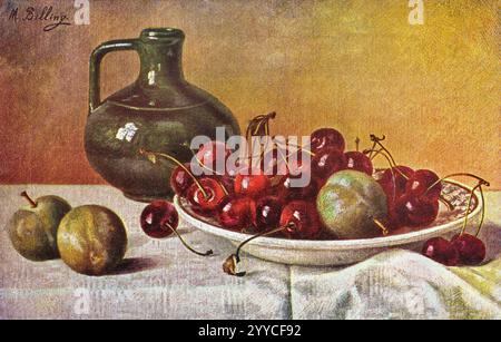 Vintage 1910-1920 Postkarte mit Stillleben von Früchten einschließlich Kirschen und Pflaumen auf einem Teller mit einem Glaskrug oder Krug. Stockfoto