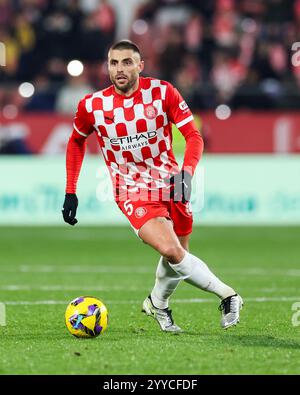 Girona, Spanien. Dezember 2024. David Lopez vom Girona FC während des La Liga EA Sports Matches zwischen Girona FC und Real Valladolid spielte am 20. Dezember 2024 im Montilivi Stadion in Girona, Spanien. (Foto: Judit Cartiel/PRESSINPHOTO) Credit: PRESSINPHOTO SPORTS AGENCY/Alamy Live News Stockfoto