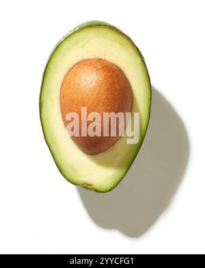 Frische halbe Avocado isoliert auf weißem Hintergrund, Draufsicht Stockfoto