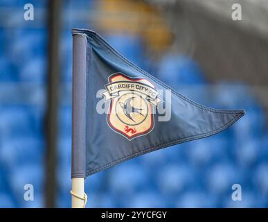 Cardiff City Stadium, Cardiff, Großbritannien. Dezember 2024. EFL Championship Football, Cardiff City gegen Sheffield United; Cardiff City FC Corner Flag mit Vereinslogo Credit: Action Plus Sports/Alamy Live News Stockfoto