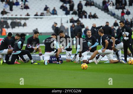 London Stadium, London, Großbritannien. Dezember 2024. Premier League Football, West Ham United gegen Brighton und Hove Albion; West Ham United Spieler, die sich in T-Shirts aufwärmen, zeigen eine Hommage an den Torwart der West Ham United U15-Akademie Oscar Fairs, der vor kurzem an Krebs verstorben ist. Beschreibung: Action Plus Sports/Alamy Live News Stockfoto