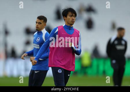 London Stadium, London, Großbritannien. Dezember 2024. Premier League Football, West Ham United gegen Brighton und Hove Albion; Kaoru Mitoma aus Brighton und Hove Albion wärmt sich vor dem Auftakt auf. Beschreibung: Action Plus Sports/Alamy Live News Stockfoto