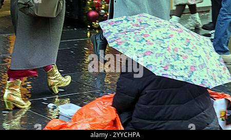 Glasgow, Schottland, Großbritannien. Dezember 2024. Wetter in Großbritannien: Windiges, regnerisches weihnachtsgeschäft auf der buchanan Street, der stilvollen Meile und Einkaufshauptstadt schottlands. Credit Gerard Ferry/Alamy Live News Stockfoto