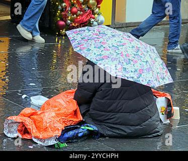 Glasgow, Schottland, Großbritannien. Dezember 2024. Wetter in Großbritannien: Windiges, regnerisches weihnachtsgeschäft auf der buchanan Street, der stilvollen Meile und Einkaufshauptstadt schottlands. Credit Gerard Ferry/Alamy Live News Stockfoto