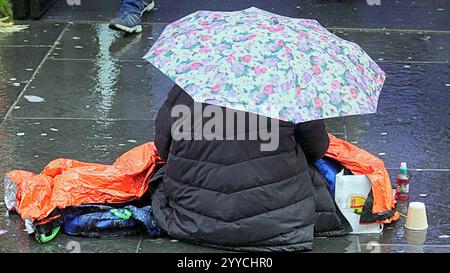 Glasgow, Schottland, Großbritannien. Dezember 2024. Wetter in Großbritannien: Windiges, regnerisches weihnachtsgeschäft auf der buchanan Street, der stilvollen Meile und Einkaufshauptstadt schottlands. Credit Gerard Ferry/Alamy Live News Stockfoto