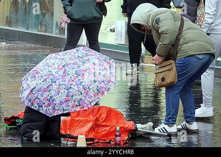 Glasgow, Schottland, Großbritannien. Dezember 2024. Wetter in Großbritannien: Windiges, regnerisches weihnachtsgeschäft auf der buchanan Street, der stilvollen Meile und Einkaufshauptstadt schottlands. Credit Gerard Ferry/Alamy Live News Stockfoto